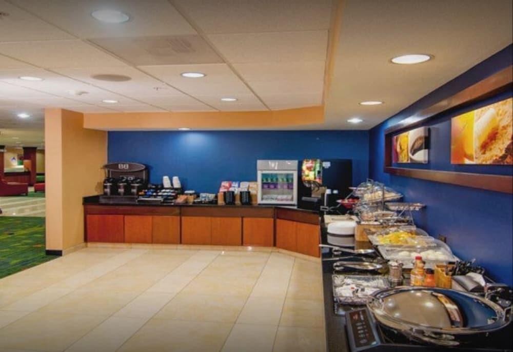 Fairfield & By Marriott Visalia Hotel 3*