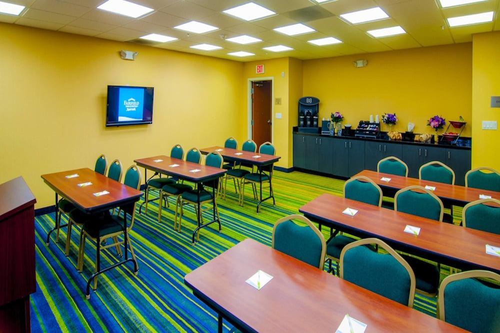 Fairfield & By Marriott Visalia Hotel 3*