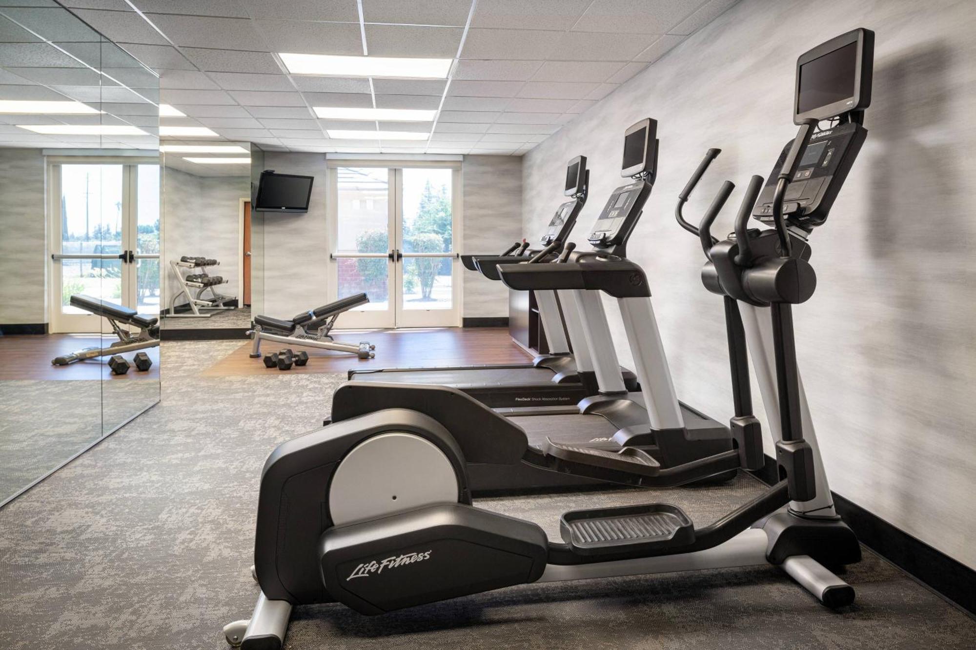 Fairfield & By Marriott Visalia 3*