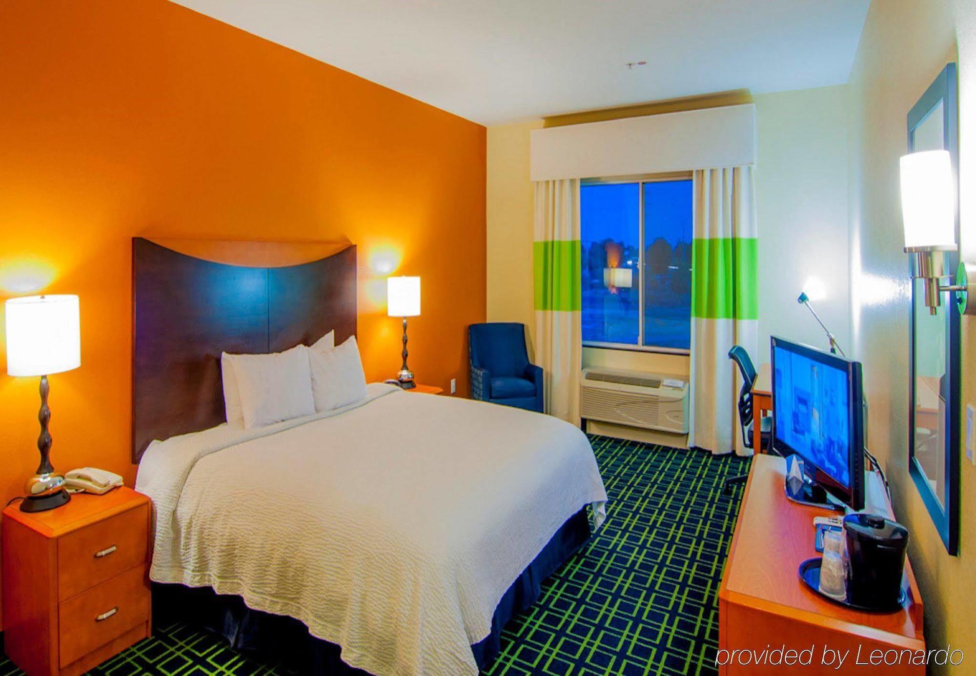 Fairfield & By Marriott Visalia Hotel Tulare